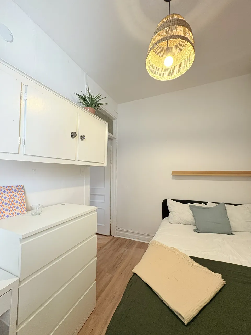 Le Givre 6 · Ch 1 – Furnished room in a shared apartment, Plateau-Mont-Royal (photo 2)
