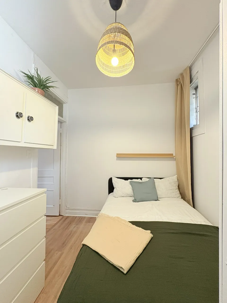 Le Givre 6 · Ch 1 – Furnished room in a shared apartment, Plateau-Mont-Royal (photo 3)